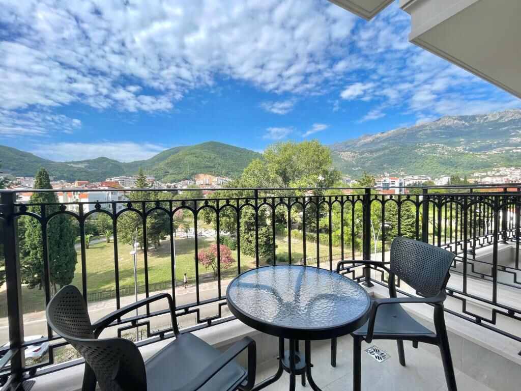 Balcony with mountain and park views in Budva